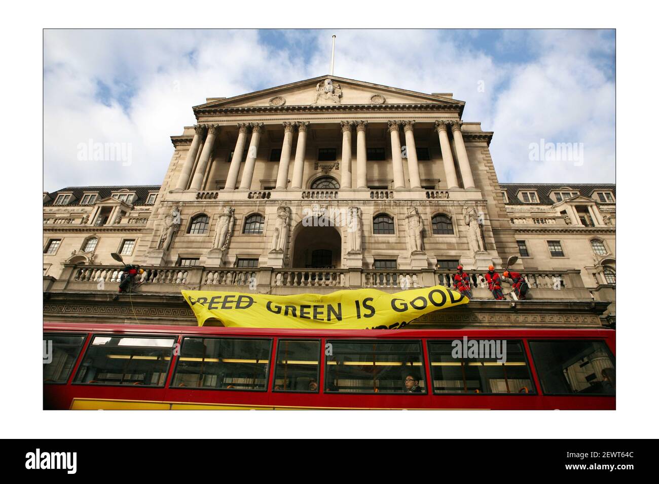 Les militants de Greenpeace ont drapé une bannière de la Banque d'Angleterre le 24 novembre 2008 dans la ville de Londres. Le jour où le chancelier de l'Échiquier présentera un rapport prébudgétaire au Parlement.photo de David Sandison l'indépendant Banque D'Images