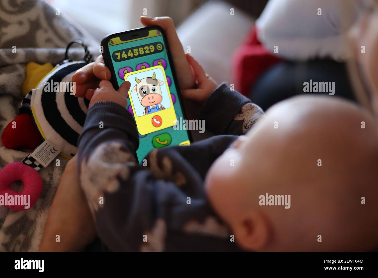 La Premiere Introduction De Bebe A L Heure De L Ecran Pendant Qu Elle Joue Et Tape Sur Un Telephone Mobile L Application Pour Enfants En Apprenant Les Numeros Avec Sa Maman Photo Stock Alamy
