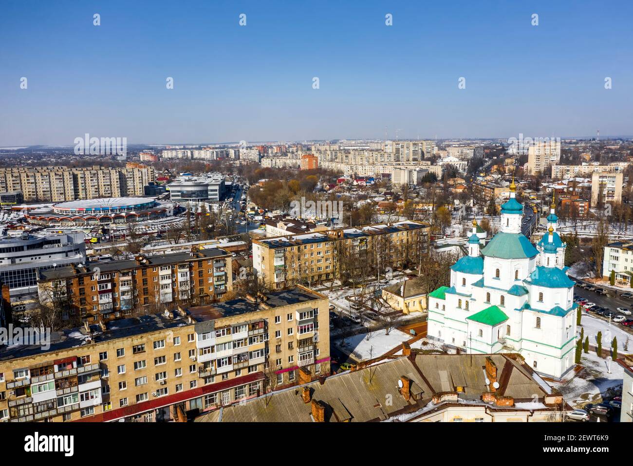 La ville de Sumy dans le jour ensoleillé Ukraine à la vue aérienne en hiver Banque D'Images