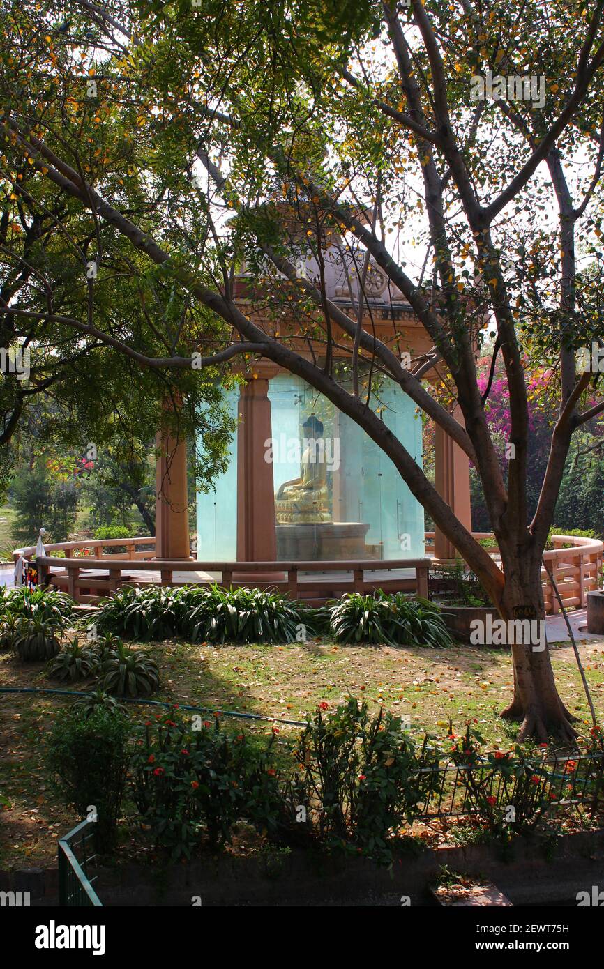 Belle vue latérale de la statue du Bouddha Gautam dans le parc du Bouddha Jayanti, New Delhi, Inde Banque D'Images