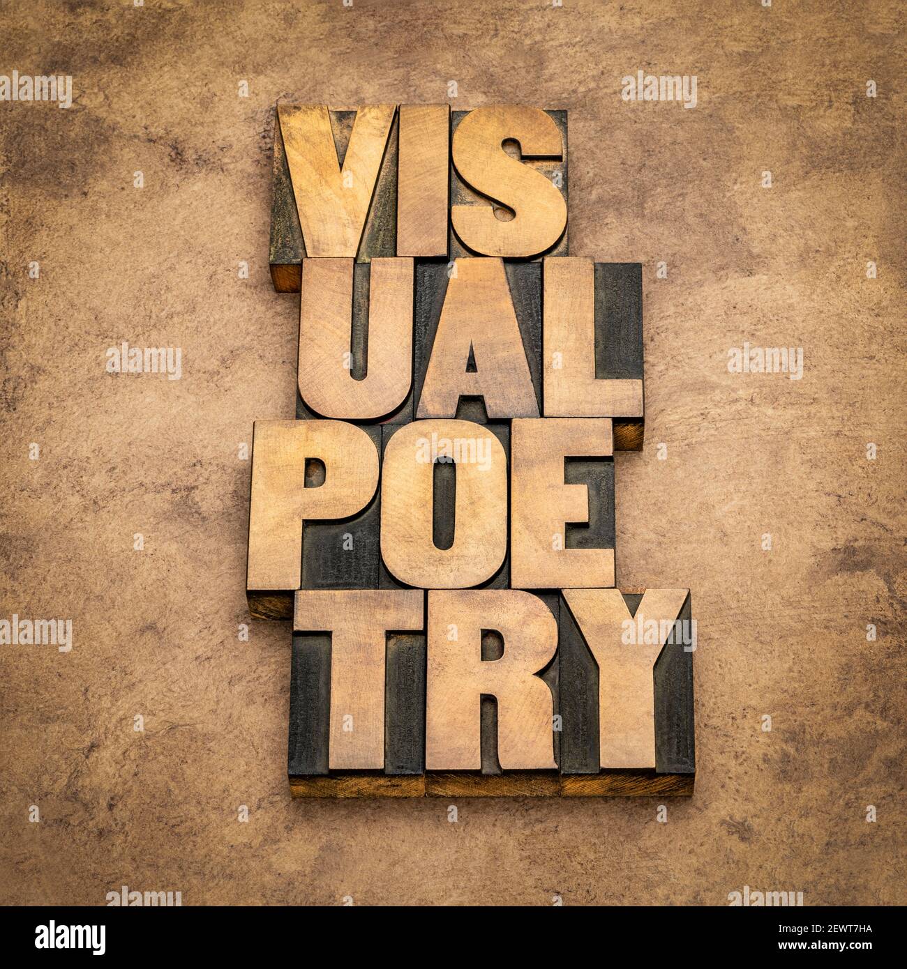 poésie visuelle mot résumé en bois de typographie vintage contre papier d'écorce fait main, littérature et le concept de médias visuels Banque D'Images