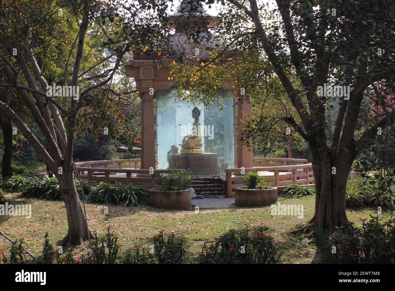 Belle vue latérale de la statue du Bouddha Gautam dans le parc du Bouddha Jayanti, New Delhi, Inde Banque D'Images