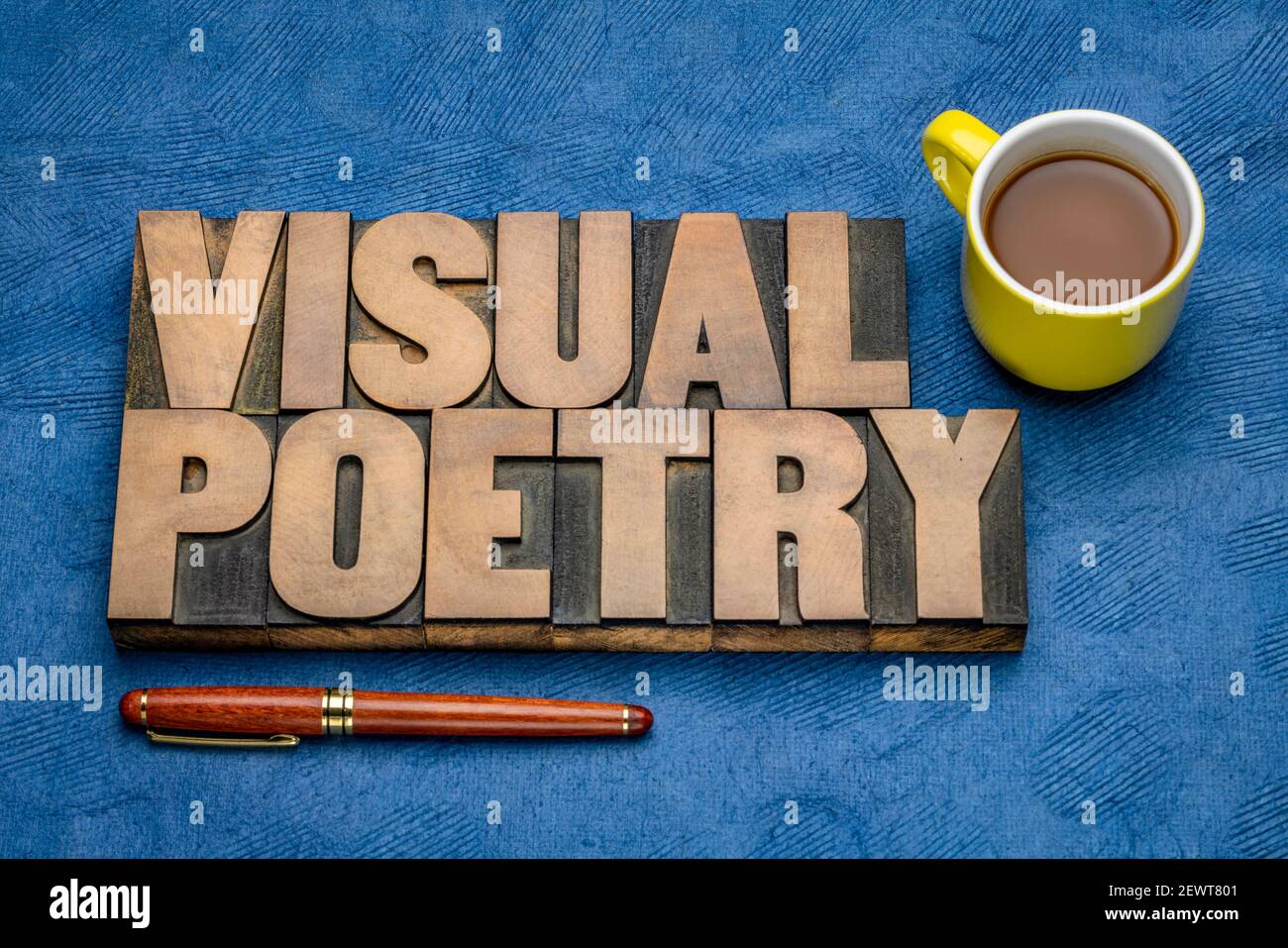 poésie visuelle mot abstrait en bois de typographie vintage avec une tasse de café contre papier d'écorce fait à la main, la littérature et le concept de média visuel Banque D'Images