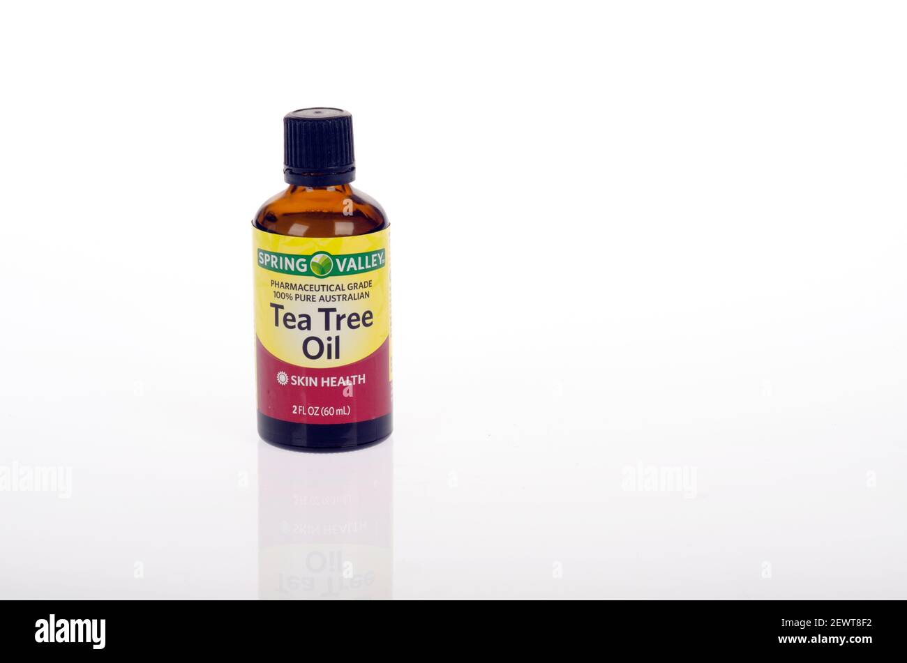 Bouteille d'huile d'arbre de thé par Spring Valley Banque D'Images