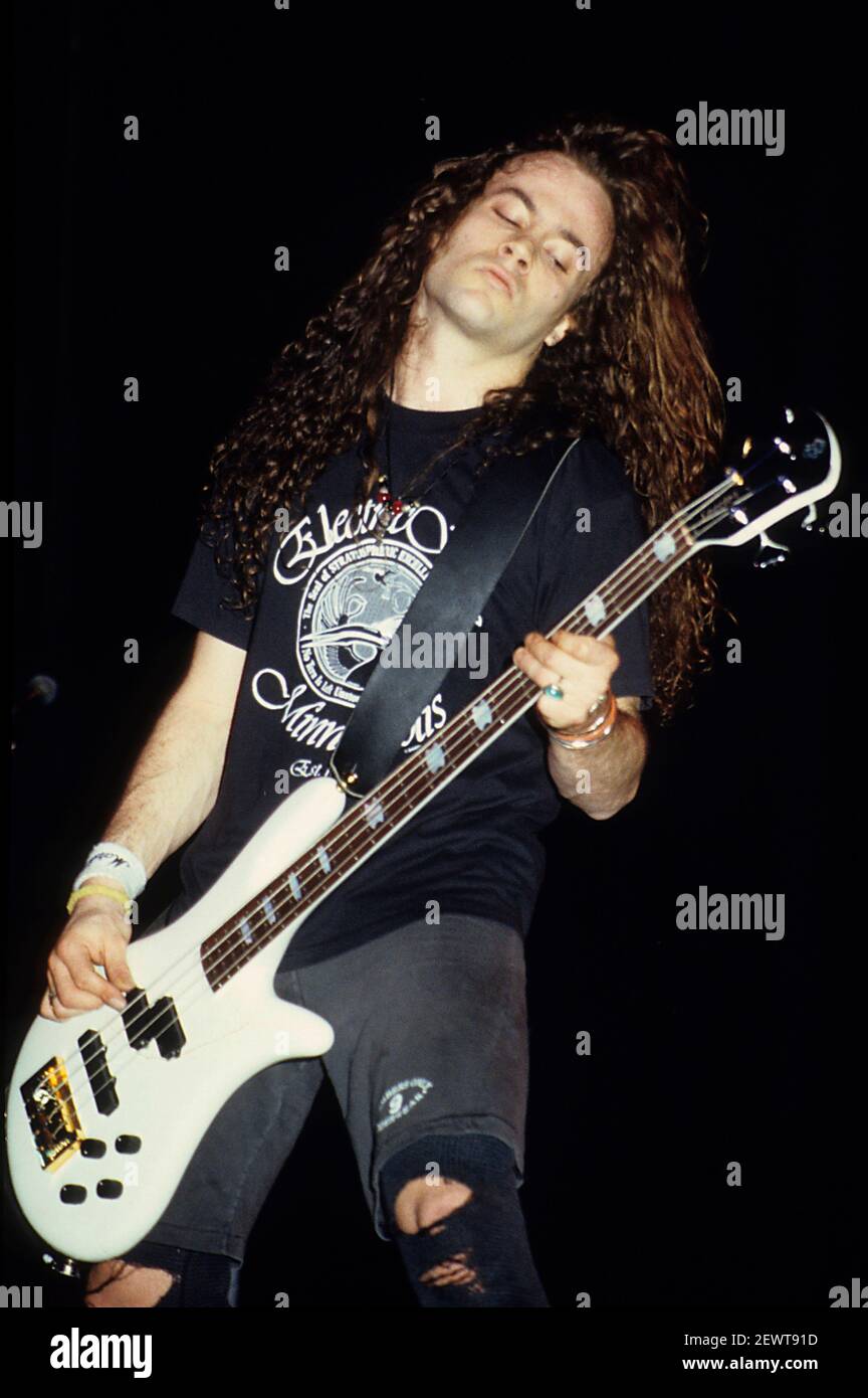 Alice In Chains le bassiste Mike Inez est indiqué d'effectuer "live" en  concert Photo Stock - Alamy