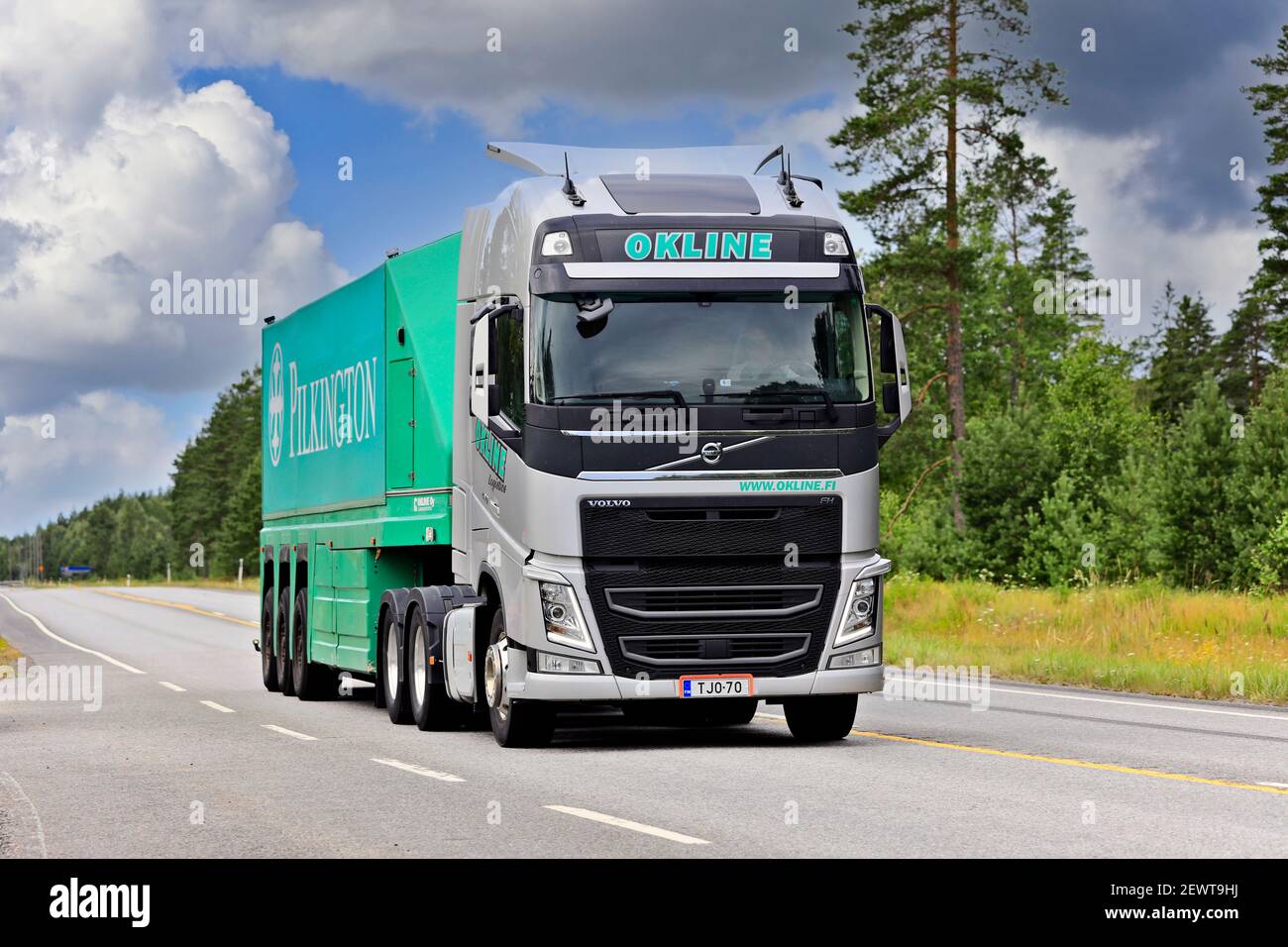 Le camion lourd lourd de la Volvo Silver d'Okline Oy tire la remorque de verre de Pilkington le long de l'autoroute 25 un jour d'été. Raasepori, Finlande. 24 juillet 2020. Banque D'Images