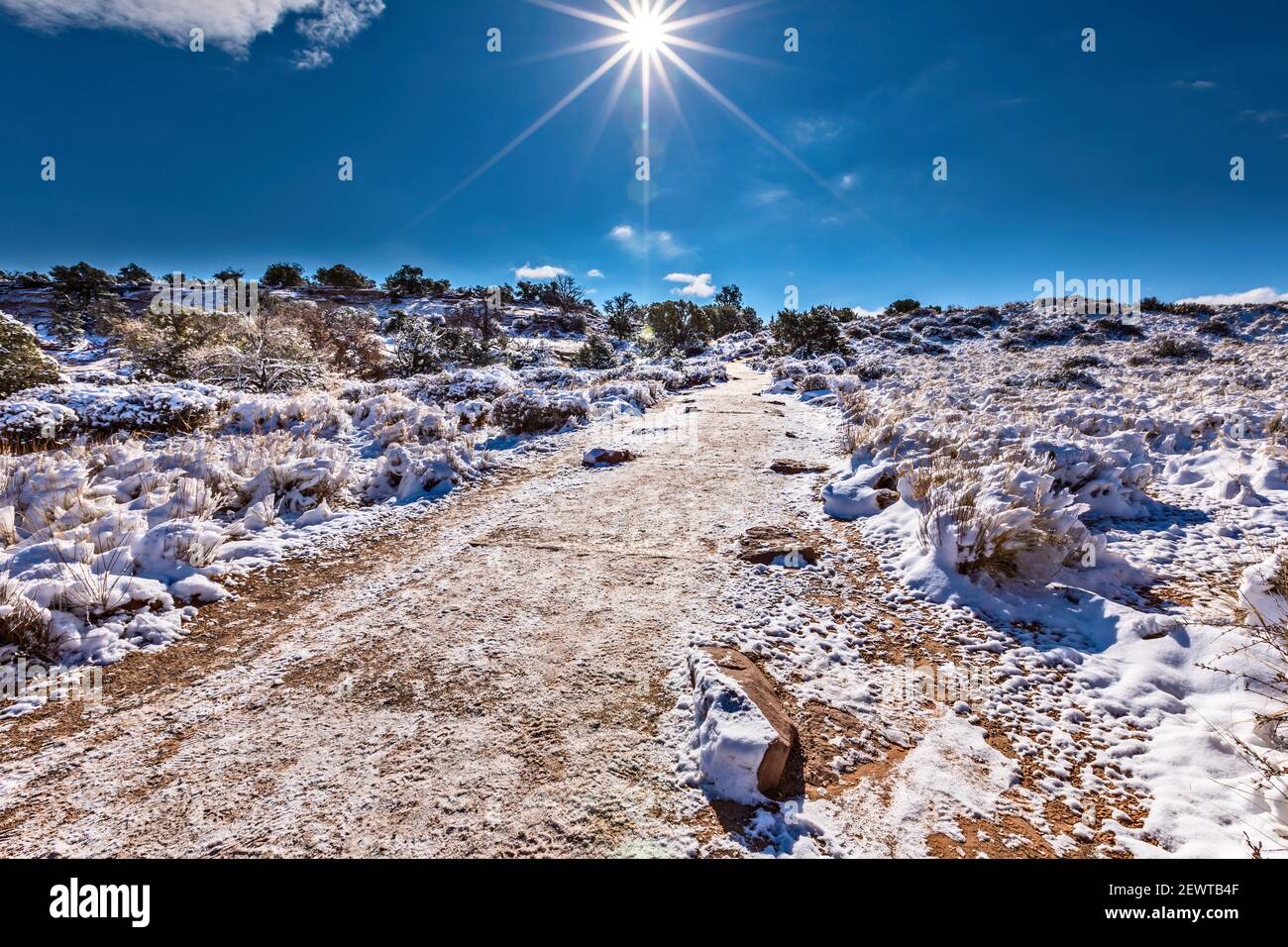 Sentier de randonnée avec neige en hiver jusqu'à Mesa Arch dans le parc national d'Arches, Utah Banque D'Images