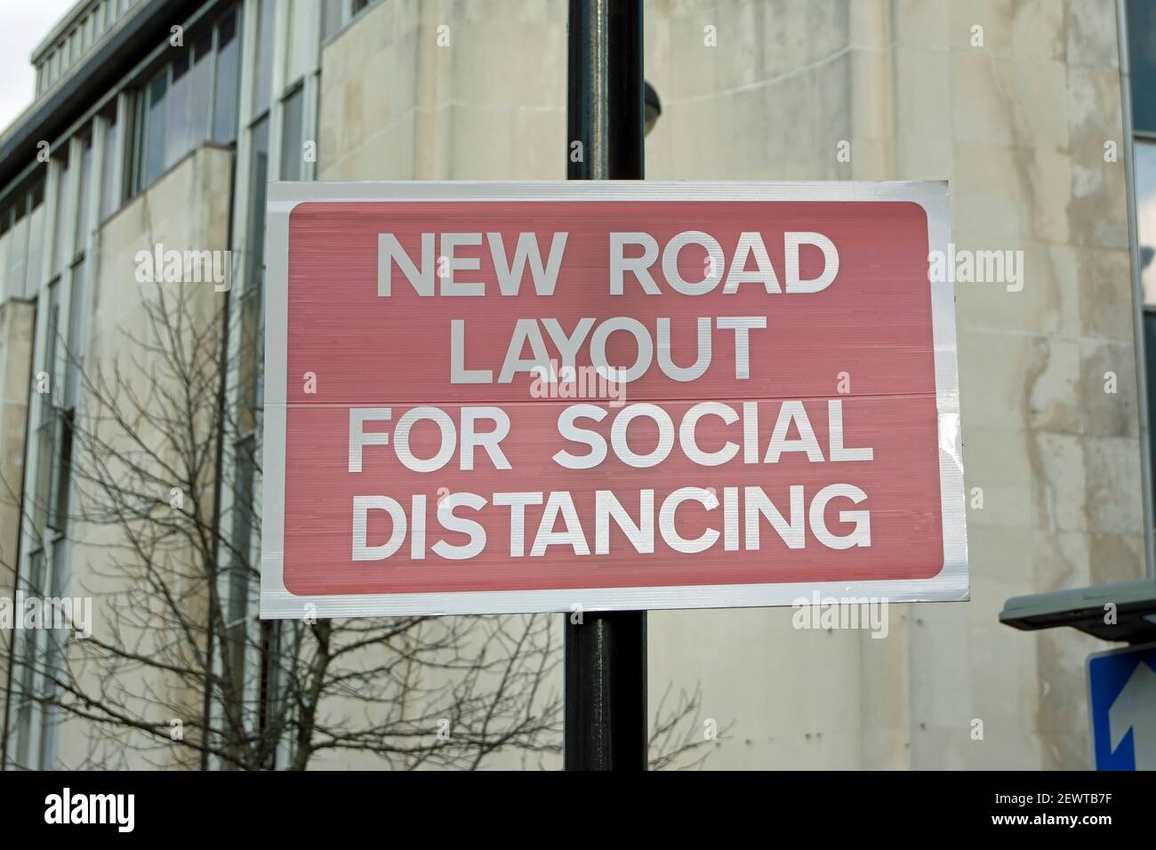 panneau rouge et blanc indiquant une nouvelle disposition de la route pour permettre à covid 19 de prendre des distances sociales, richmond, surrey, angleterre Banque D'Images