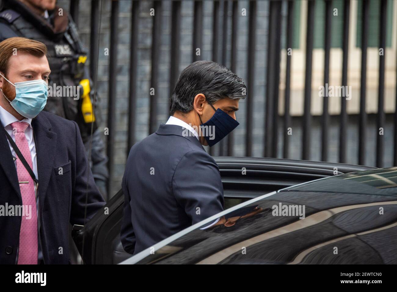 Le Chancelier de l'Echiquier britannique, Rishi Sunak, devant le numéro 11 Downing Street, avant de présenter le budget au Parlement. Banque D'Images