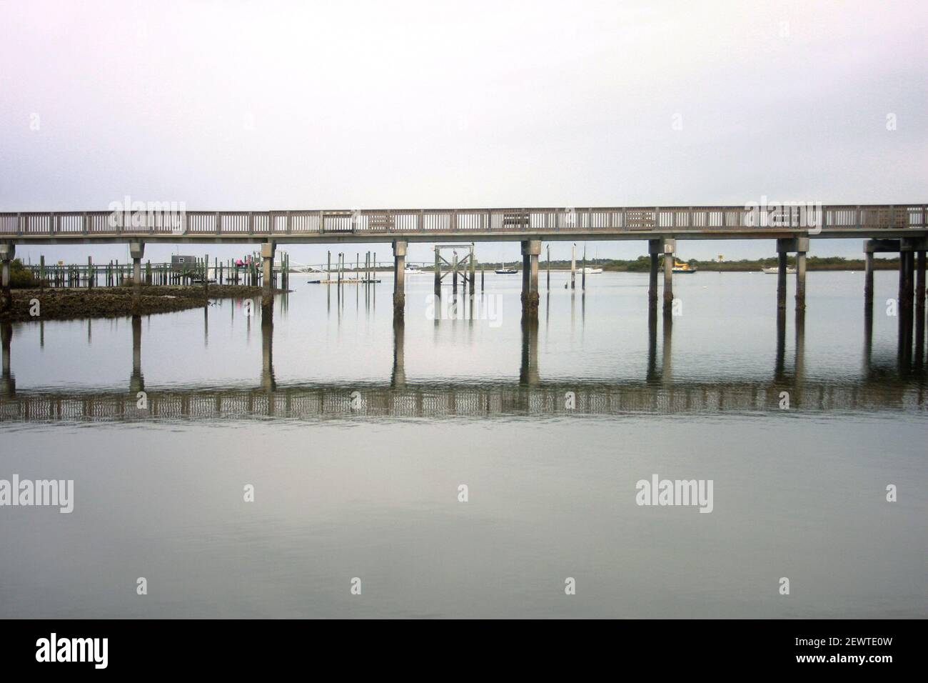 St. Augustine, Floride, États-Unis. Jetée au-dessus de Salt Run sur Anastasia Island. Banque D'Images