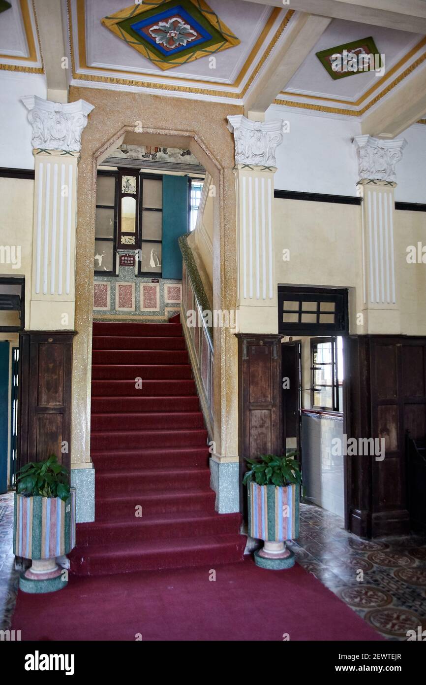 Escalier intérieur et central du bâtiment Pan Li où Xie Weili vivait avec ses épouses. Liyuan ou Li Garden, près de la ville de Chikan, Kaiping, Chine. Le G Banque D'Images