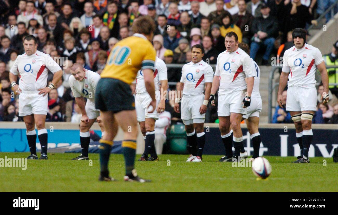 L'ANGLETERRE CONTRE L'AUSTRALIE À TWICKENHAM ELTON FLATLEY PREND UNE PÉNALITÉ 27/11/2004 PHOTO DAVID ASHDOWNRUGBY ANGLETERRE Banque D'Images