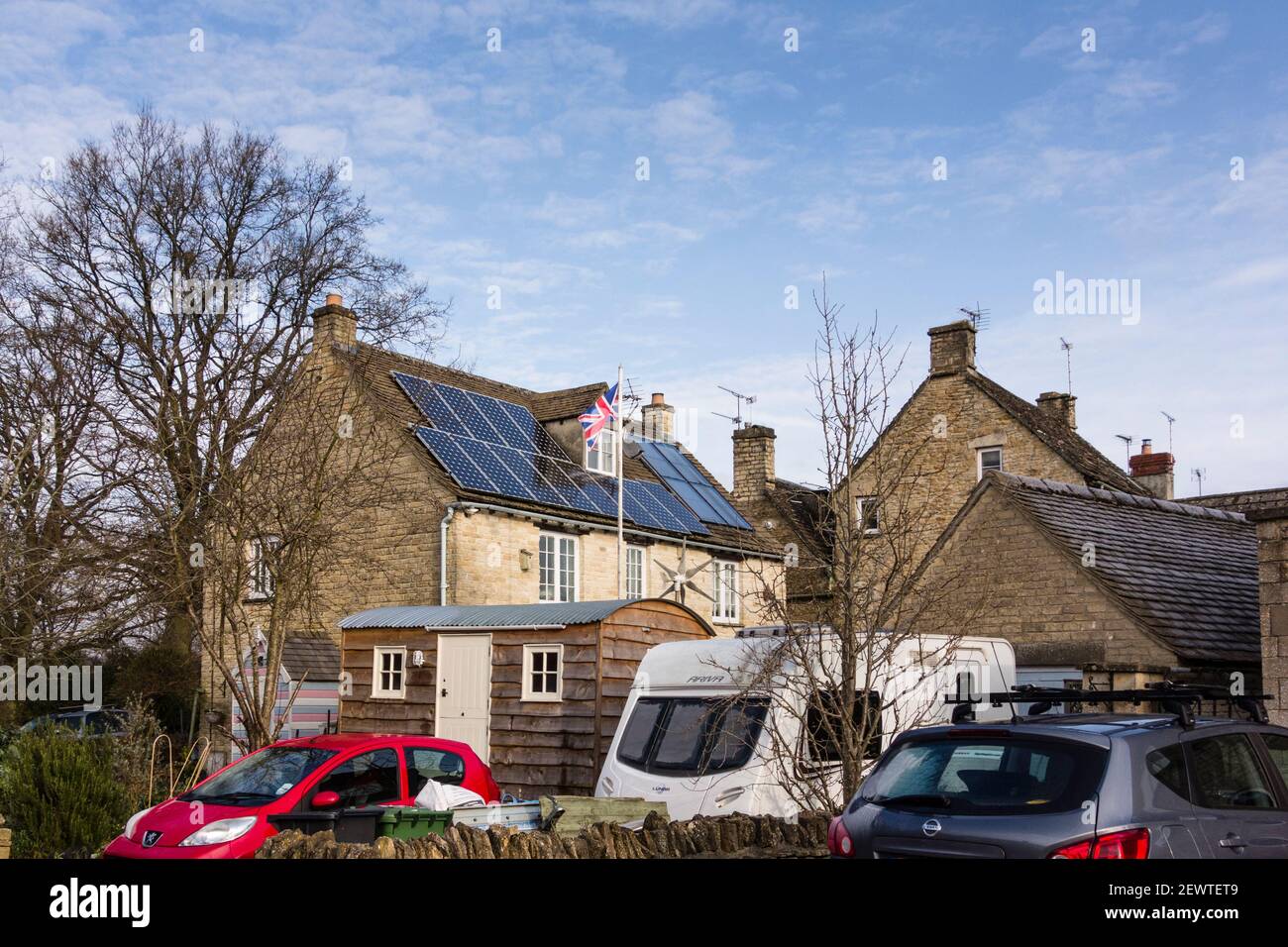 Cotswold cottage en pierre avec panneaux solaires sur le toit, Tetbury, Gloucestershire, Royaume-Uni Banque D'Images