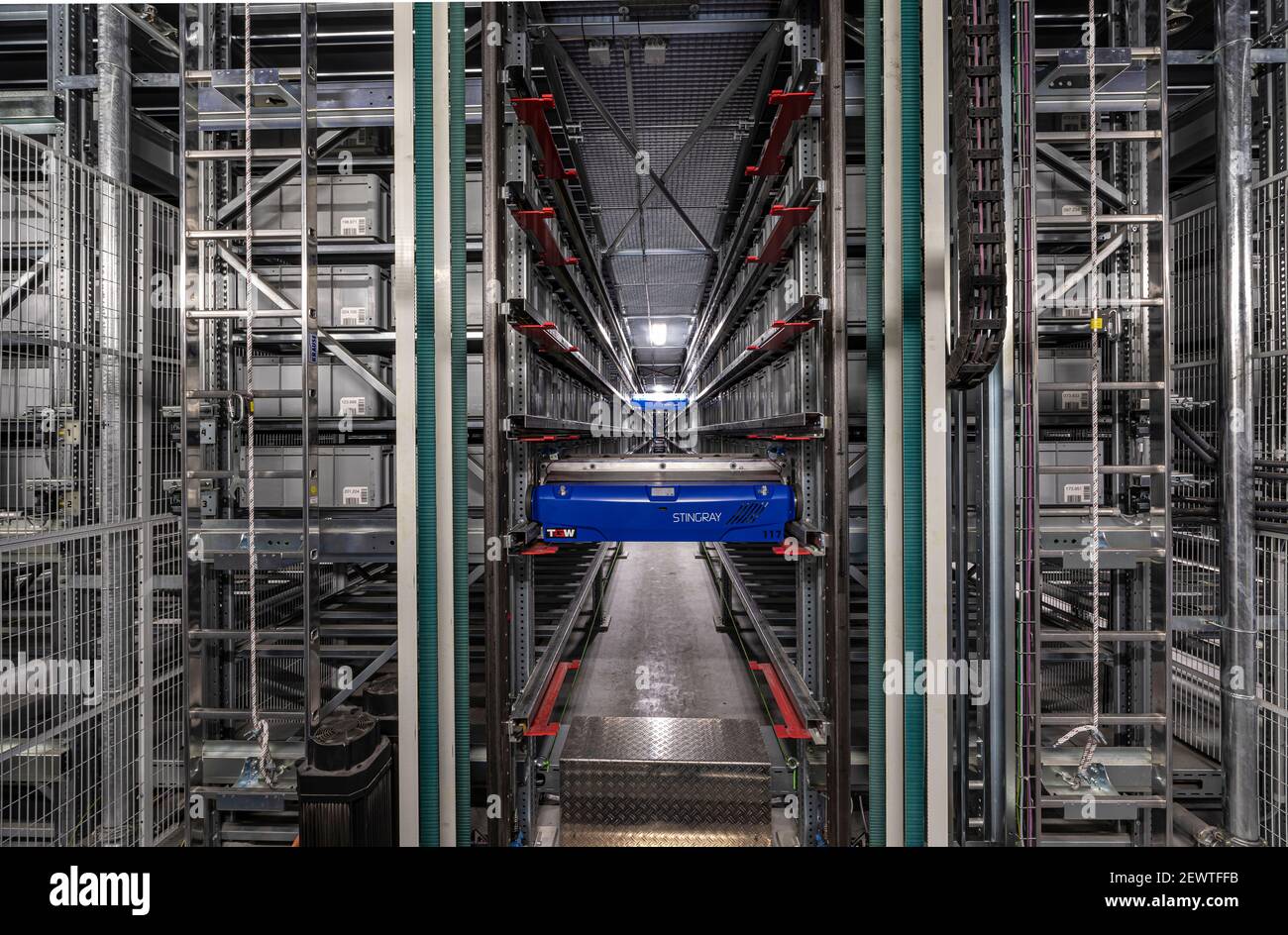 Système de navette de transport automatisé dans l'entrepôt de distribution Banque D'Images