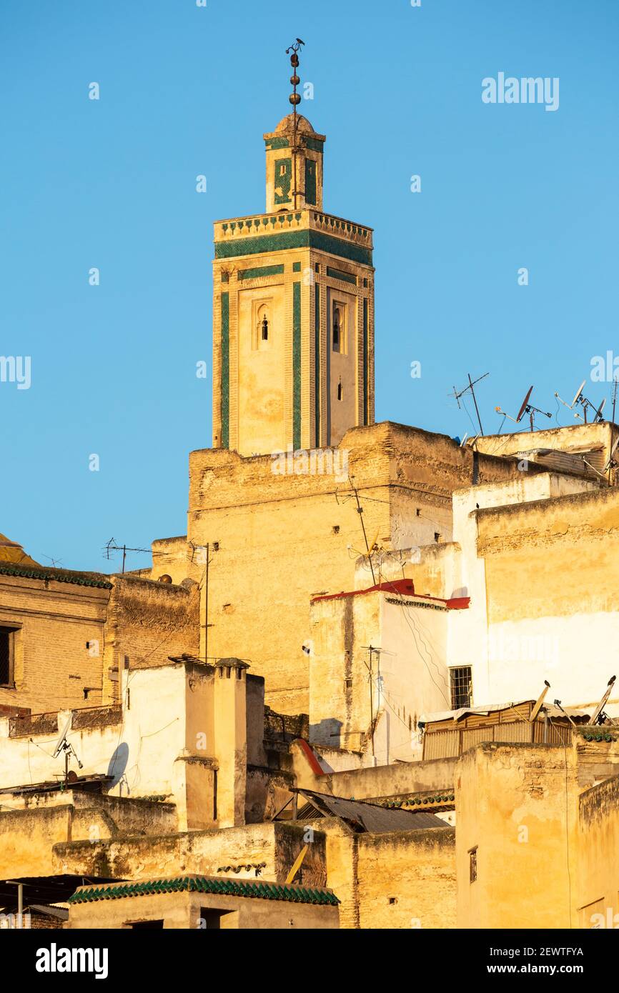 Feu d'or sur un minaret dans la Fès medina, Fès, Maroc Banque D'Images