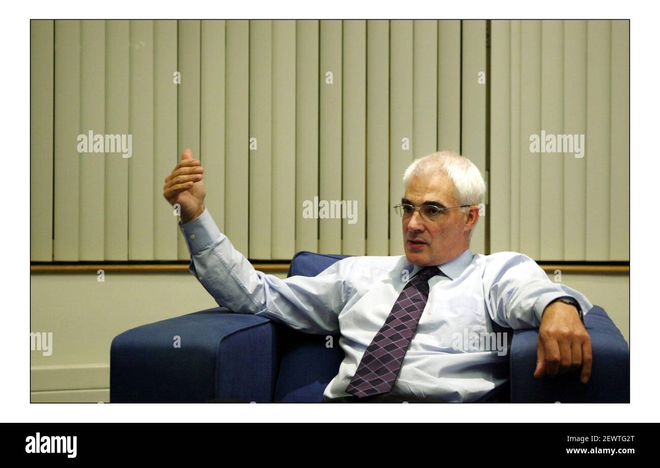 Alastair Darling dans son bureau à Londres.pic David Sandison 21/12/2004 Banque D'Images