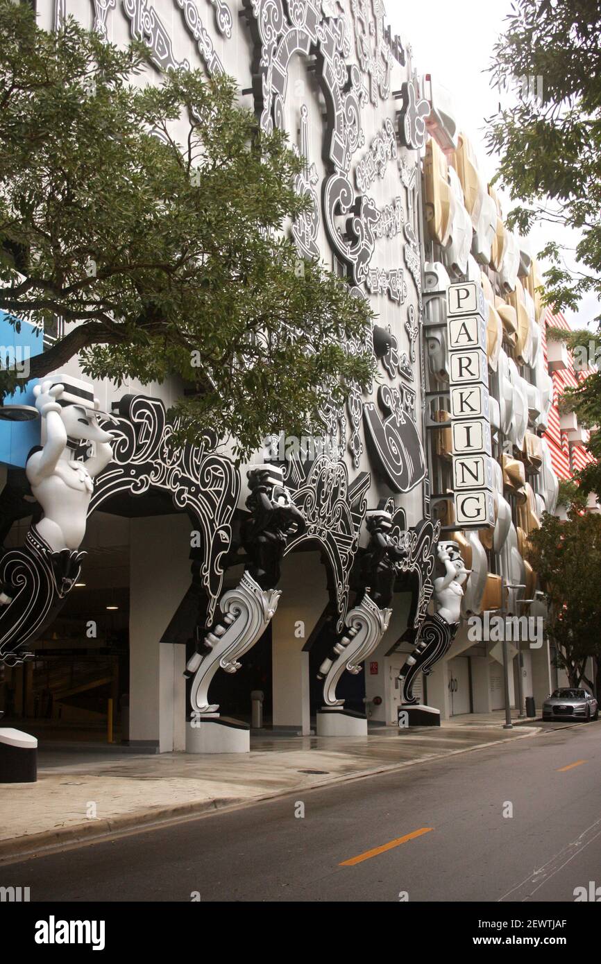 « jeu » de Nicolas Buffe- art sur la façade du garage du musée à Miami, FL, Etats-Unis. Caryatides à l'entrée et à la sortie. Banque D'Images