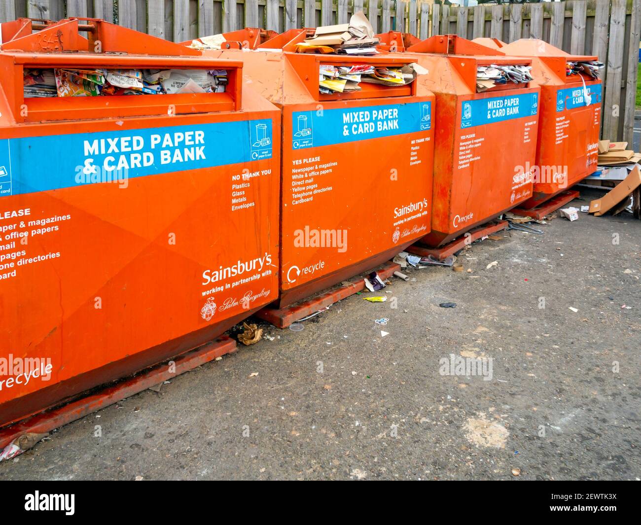 Sainsbury Supermarket bacs de recyclage de papier et de carton surchargé avec emballage de colis pendant la pandémie du coronavirus Banque D'Images