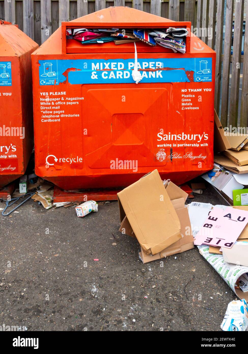 Sainsbury Supermarket poubelle de recyclage pour le papier et le carton surchargée avec emballage de colis pendant la pandémie du coronavirus Banque D'Images