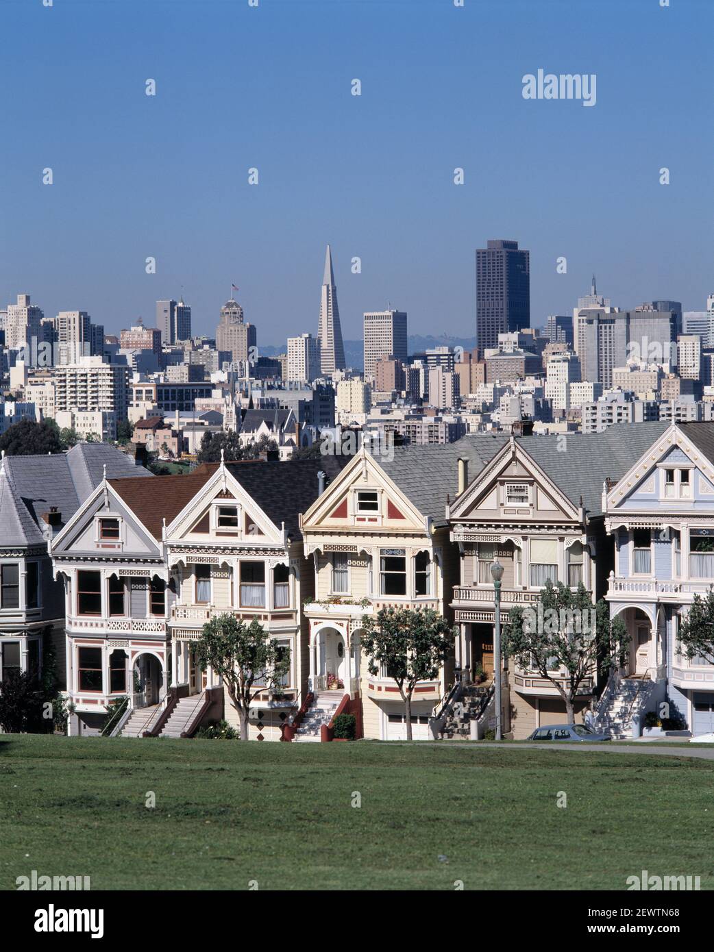 ÉTATS-UNIS. Californie. San Francisco. Vue sur la ville depuis la rue Steiner avec les maisons peintes pour dames. Banque D'Images