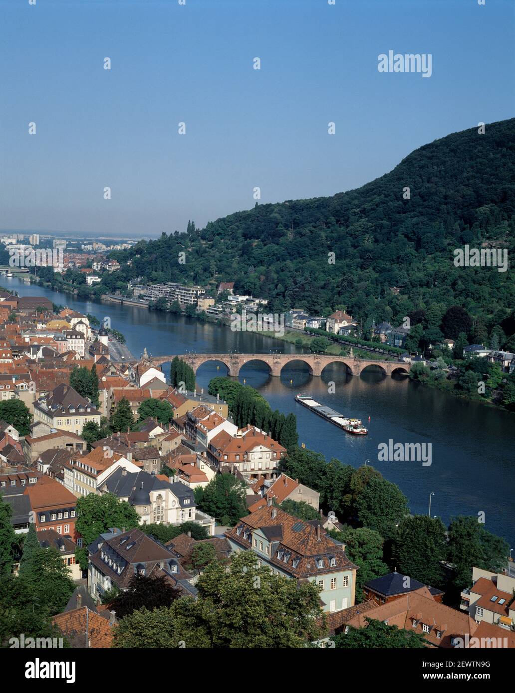 Allemagne. Bade-Wurtemberg. Heidelberg. Haut point de vue de la ville avec barge sur la rivière Neckar. Banque D'Images
