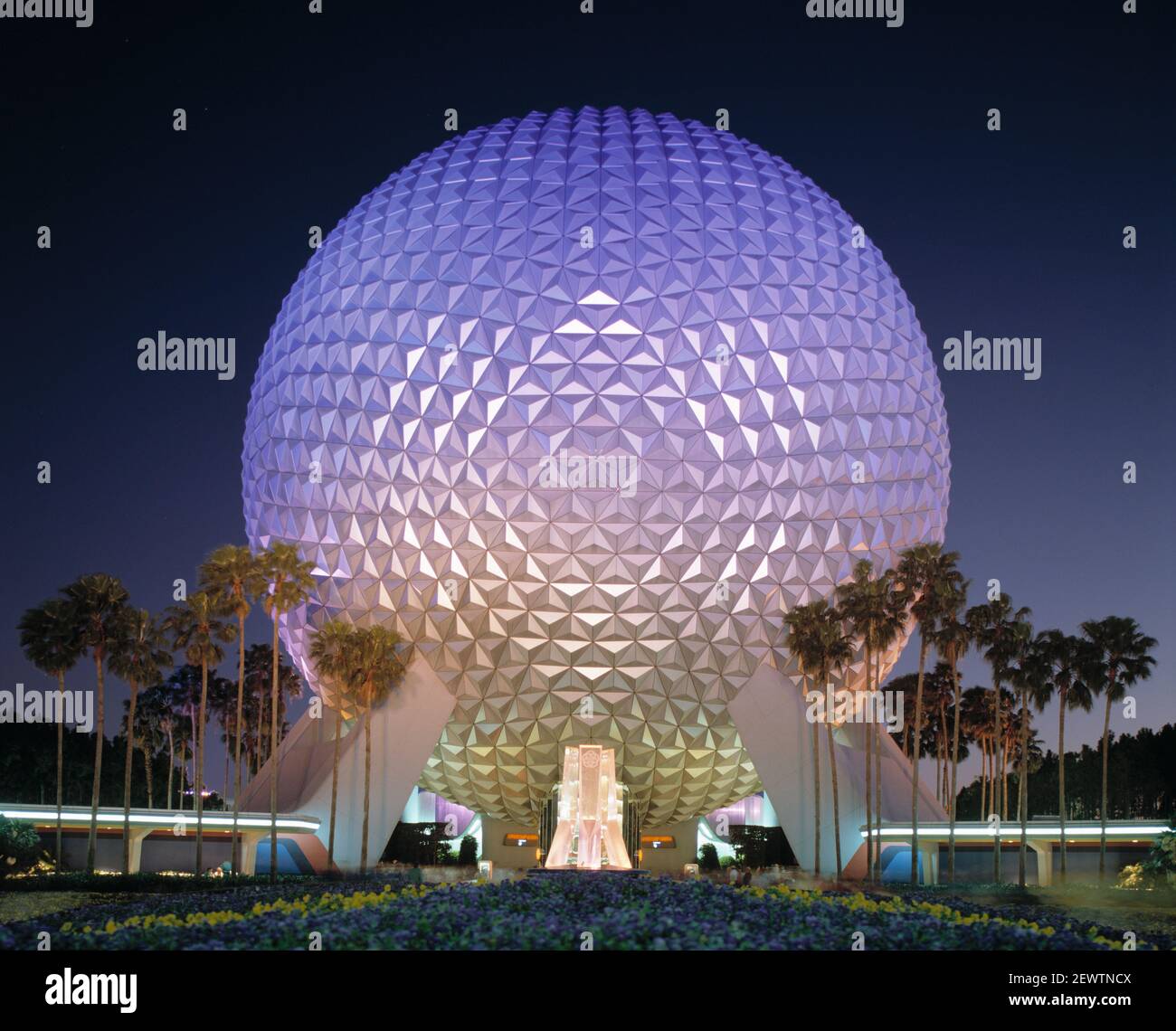 États-Unis. Floride. Lac Bay. Walt Disney World Resort. Epcot. Vaisseau spatial illuminé la nuit. Banque D'Images