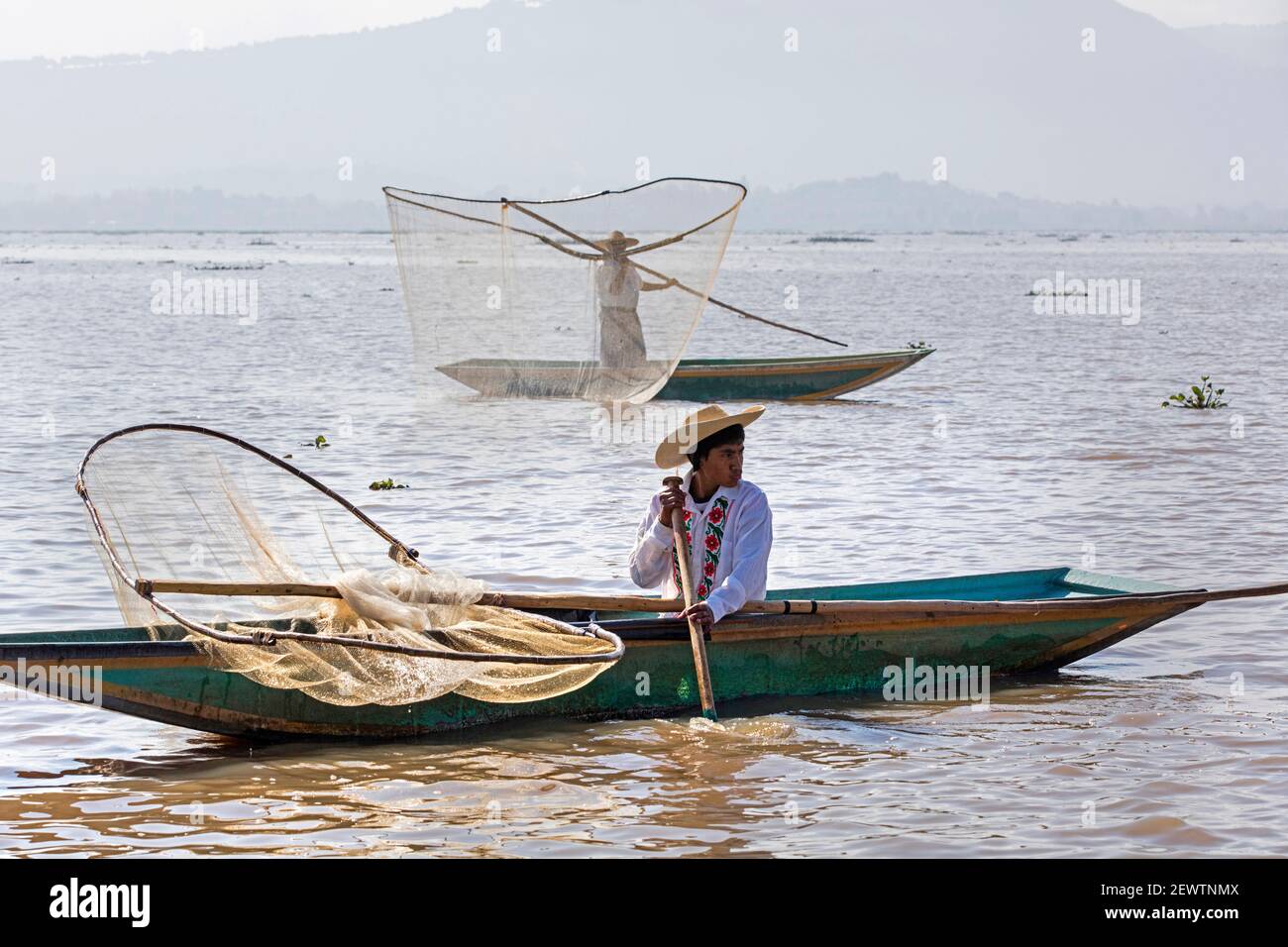 Pêcheurs de papillons attrapant des poissons avec des filets de pêche en forme de papillon le long de l'île Isla de Janitzio dans le lac Pátzcuaro, Michoacán, Mexique Banque D'Images