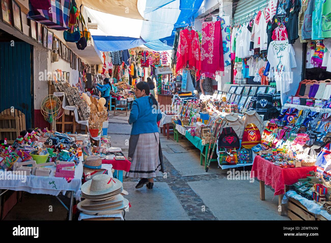 Étals de marché vendant de l'artisanat régional, des textiles faits à la main et des œuvres d'art sur l'île Isla de Janitzio dans le lac Pátzcuaro, Michoacán, Mexique Banque D'Images