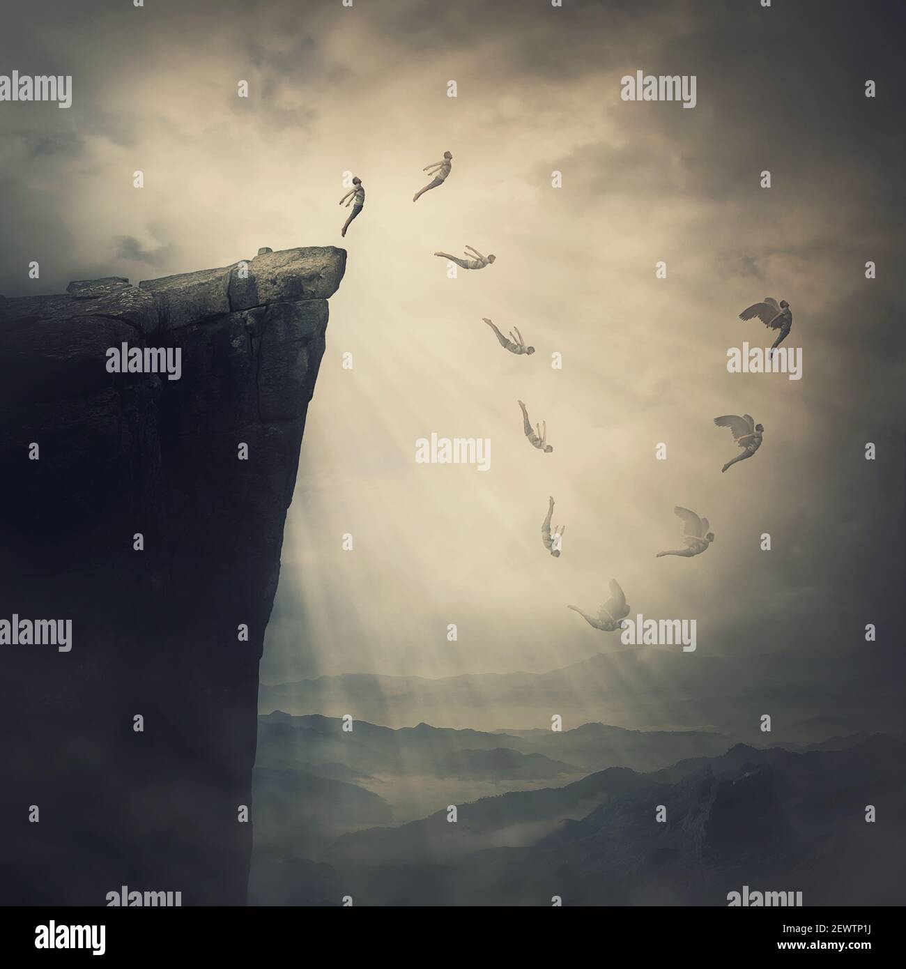 Scène surréaliste, homme déterminé sautant du bord d'une falaise, luttant contre ses craintes, étant confiant que les ailes se dérouleront en vol. Chute libre avant Banque D'Images