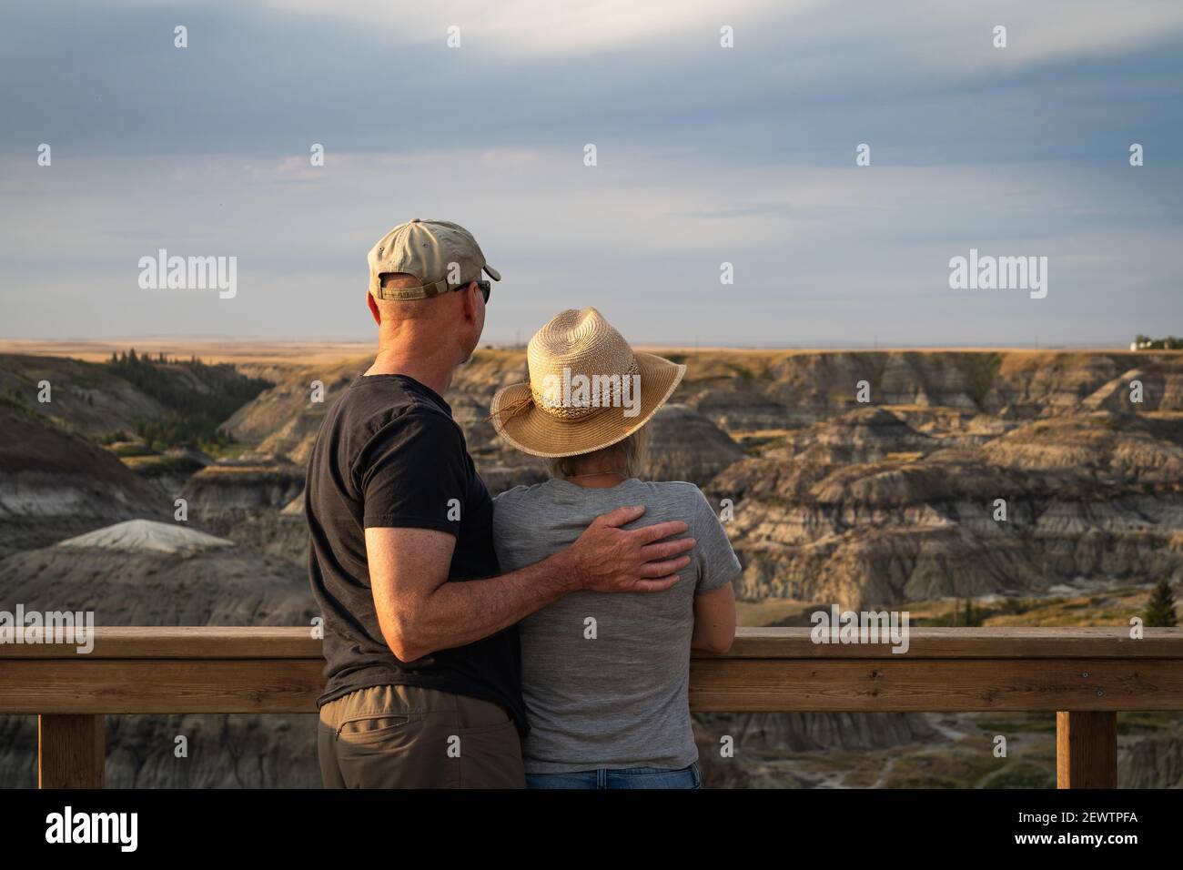 Couple senior actif regardant la vue à Horseshoe Canyon près de Drumheller en Alberta, Canada. Banque D'Images