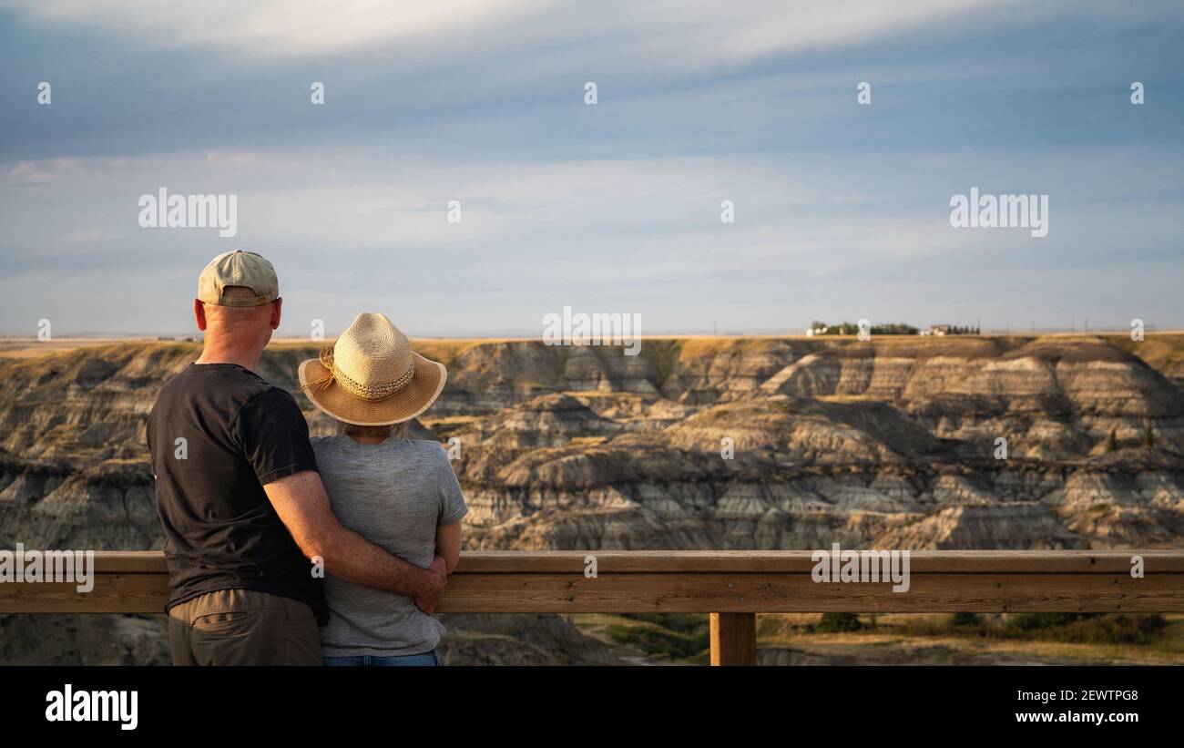 Couple senior actif regardant la vue à Horseshoe Canyon près de Drumheller en Alberta, Canada. Banque D'Images