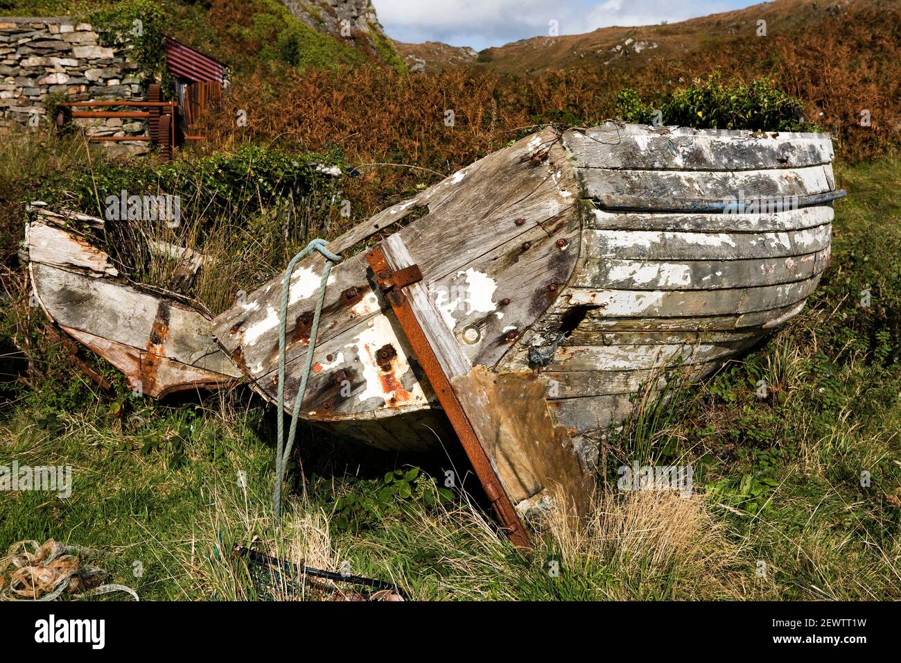 Vieux bateaux près du village de Ardgroom Pier sur le Beara Ring sur la péninsule de Beara, comté de Cork, Irlande sur la voie de l'Atlantique sauvage Banque D'Images