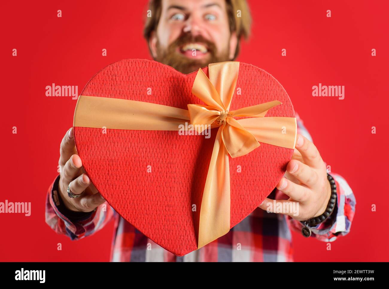Saint-Valentin. Forme de coeur. Cadeau avec amour. Homme avec cadeau rouge. Joyeuses fêtes. Mise au point sélective. Banque D'Images