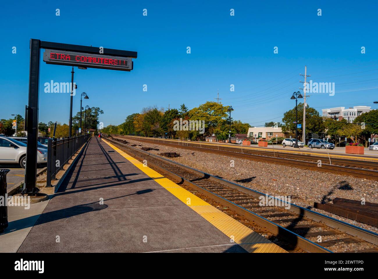 Plate-forme de la gare à Lisle, Illinois par une journée ensoleillée sans train à la gare. Banque D'Images