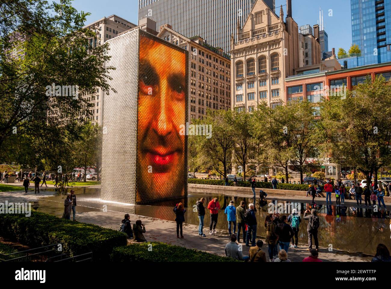 Fontaine de la Couronne une sculpture publique avec une paire de 50 pieds. Tours À LED et piscine à réflexion, par Jaume Plensa, situé près de l'Art Institute of Chicago Mic Banque D'Images