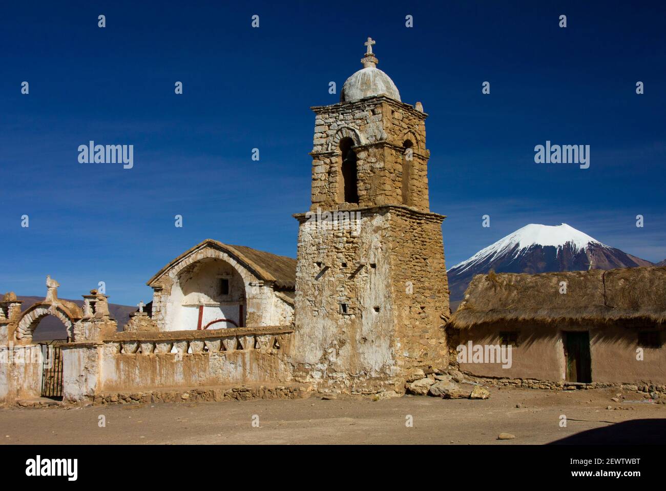 Église en pierre dans le village de Sajama. Sajama, Altiplano bolivien Banque D'Images