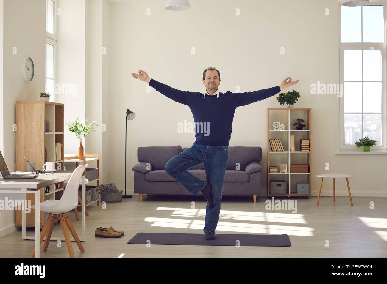 Employé de bureau ou homme d'affaires pratiquant un exercice de yoga pendant la pause au travail Banque D'Images