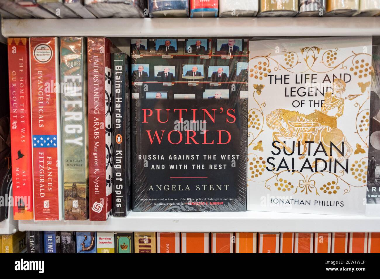 Bangkok, Thaïlande - 13 juin 2019 : un livre de Poutine's World, Russie Against the West et with the Rest par Angela Stent, sur le rayon de la librairie. Banque D'Images