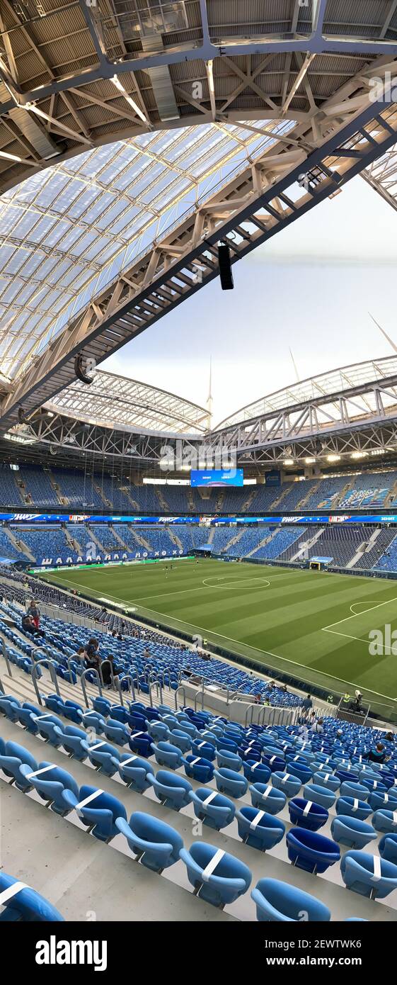 Russie, Saint-Pétersbourg, 19 août 2020: Le terrain de football de l'arène de stade Gazprom, va la préparation pour le jeu, les gens attendent le début du jeu, an Banque D'Images