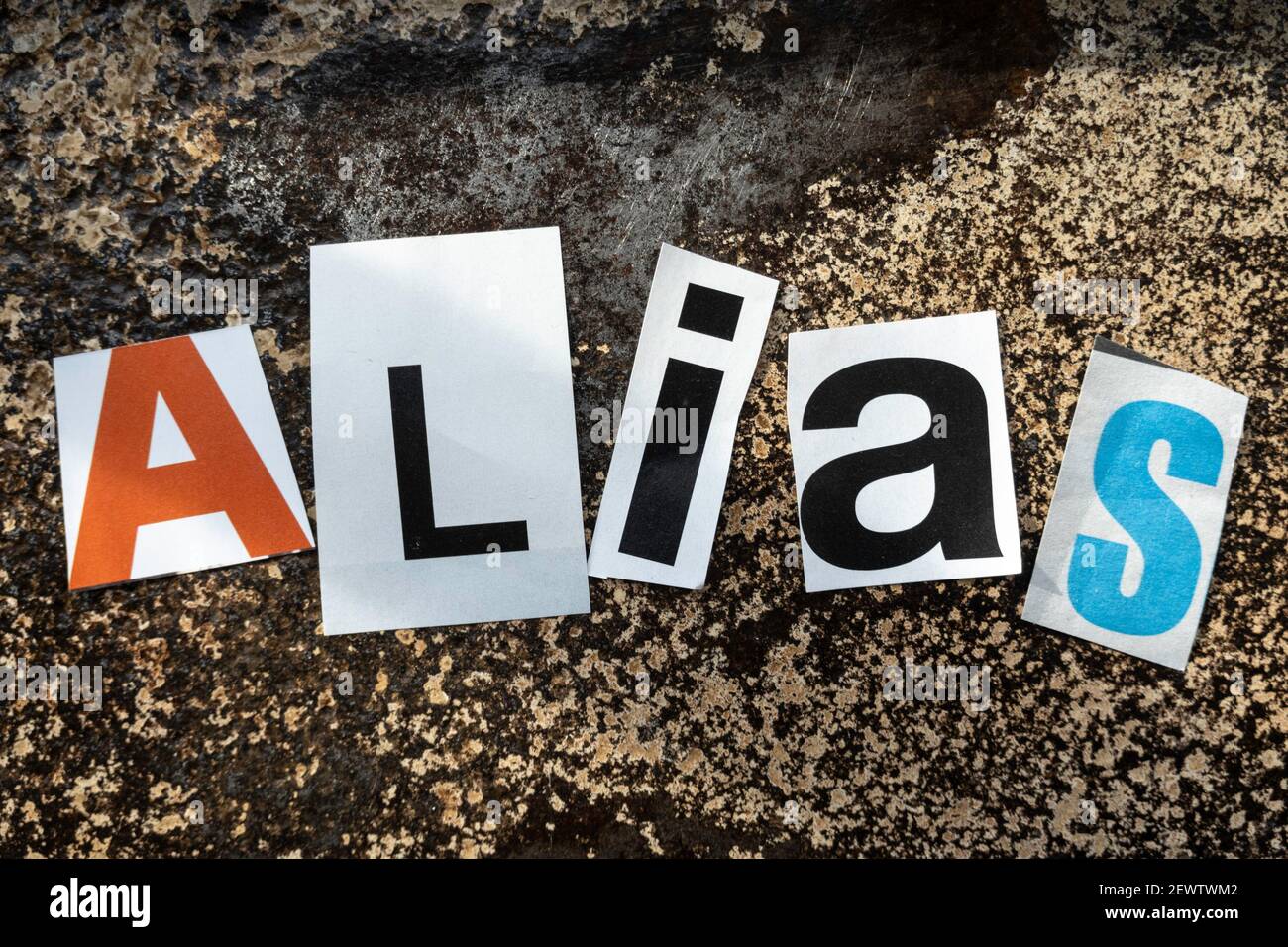 Le mot 'ALIAS' utilisant des lettres en papier découpées dans la typographie d'effet de note de rançon, USA Banque D'Images