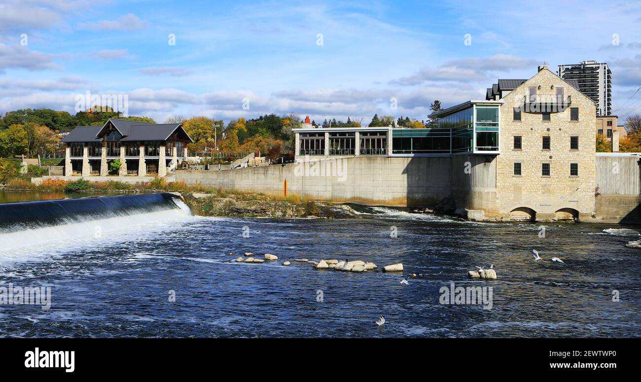 Une scène de Cambridge, Ontario, Canada au bord de la rivière Grand Banque D'Images