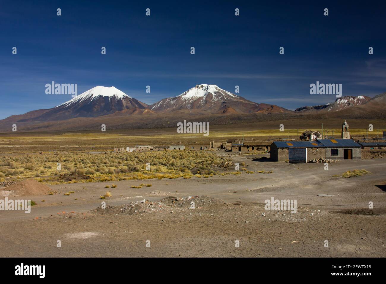 La petite ville andine de Sajama, avec le volcan Parinacota en arrière-plan. Altiplano bolivien, Amérique du Sud Banque D'Images