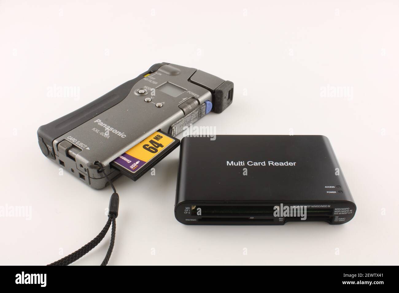 Ancien appareil photo numérique avec carte CF, VGA standard 640 x 480  pixels et lecteur de carte avec espace de copie Photo Stock - Alamy
