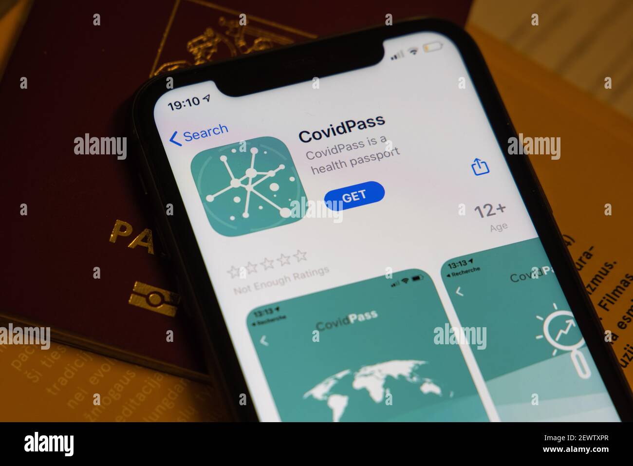 Vaccination, passeport d'immunité aux maladies, concepts de santé et de surveillance. Smartphone affichant un certificat de vaccination numérique valide pour COVID-19 Banque D'Images