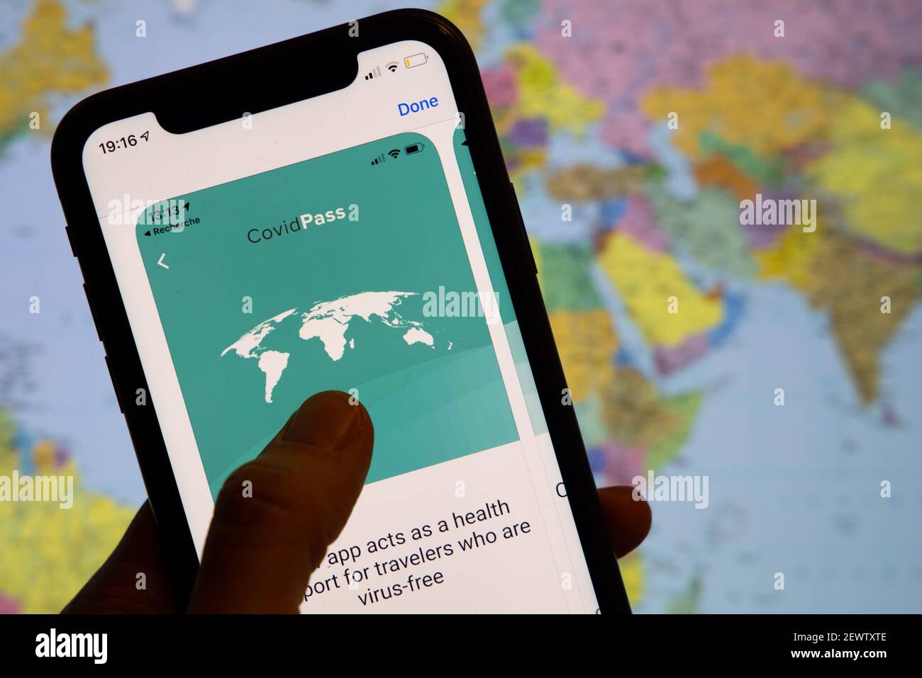 Vaccination, passeport d'immunité aux maladies, concepts de santé et de surveillance. Smartphone affichant un certificat de vaccination numérique valide pour COVID-19 Banque D'Images