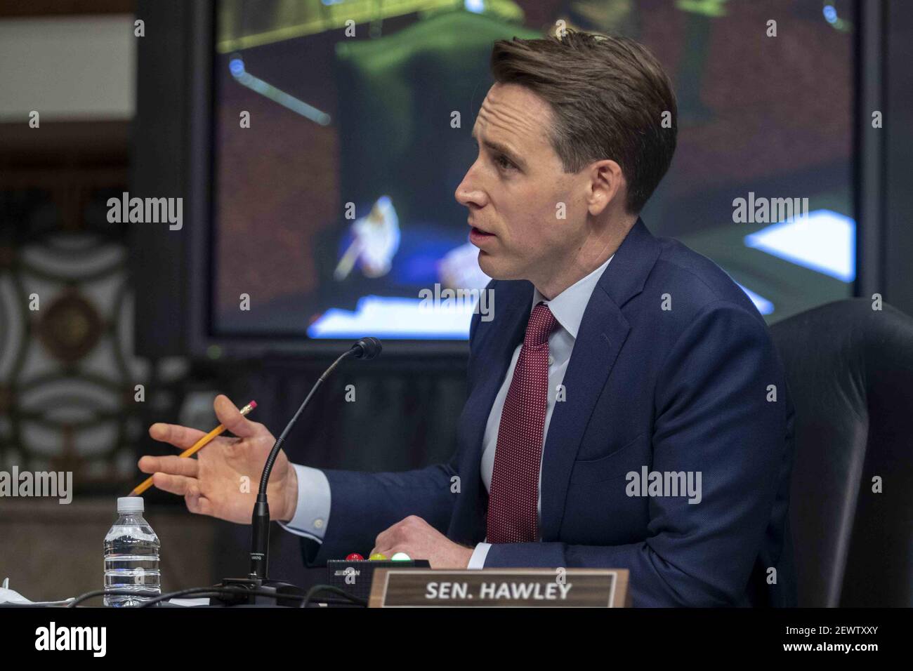 Washington, États-Unis. 03ème mars 2021. Le sénateur républicain du Missouri Josh Hawley participe à l'audience du Sénat sur la sécurité intérieure et les affaires gouvernementales/règles et administration pour examiner l'attaque du 6 janvier 2021 contre le Capitole des États-Unis le mercredi 3 mars 2021 à Washington, DC. Photo de piscine par Shawn Thew/UPI crédit: UPI/Alay Live News Banque D'Images