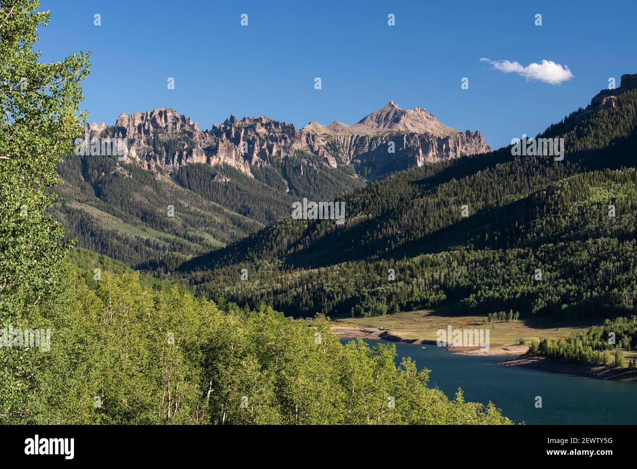 Les Pinnacle Ridges s'élèvent au-dessus de la fourche est de la vallée de la rivière Cimarron. La fourche est, moyenne et ouest les rivières Cimarron se jettent dans le réservoir Silver Jack. Banque D'Images