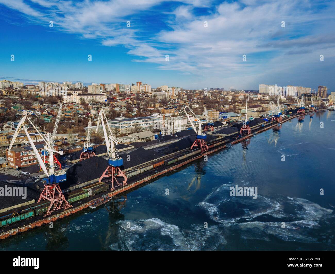 Port sur la rivière Don à Rostov-sur-Don, vue aérienne depuis un drone en hiver. Banque D'Images