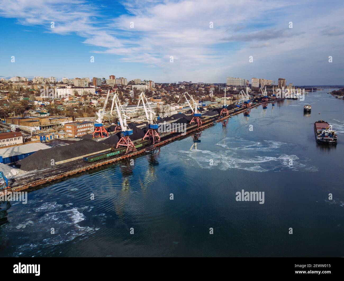 Port sur la rivière Don à Rostov-sur-Don, vue aérienne depuis un drone en hiver. Banque D'Images