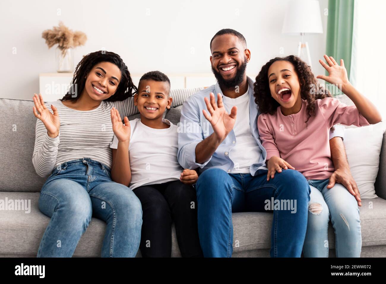Portrait D Une Famille Noire Heureuse Qui Se Velle Les Mains A L Appareil Photo Photo Stock Alamy Portrait D Une Famille Noire Heureuse Qui Se Velle Les Mains A L Appareil Photo Photo Stock Alamy